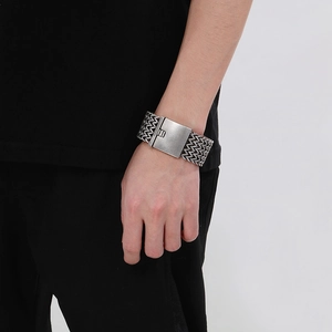 Detail eines 30mm Vintage Edelstahl Armbands mit Fischschuppenmuster am Herrenhandgelenk
