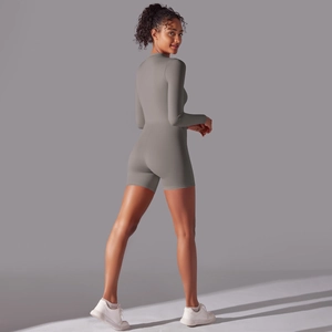 Vista dettagliata del retro della tutina da yoga grigia in tessuto ad alta elasticità