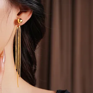 Goldene Schlangenkette Quastenohrringe mit Kugelstecker am Model für einen modernen Look