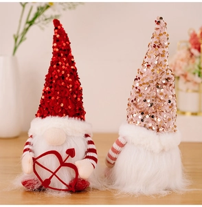 Detail von Pailletten-Valentinstag-Gnome mit Plüschmützen und rotem Herzpfeil