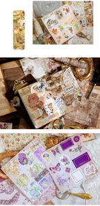 Dettaglio di adesivi vintage per scrapbooking con farfalle in oro e motivi floreali