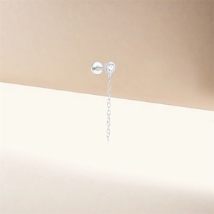 Vue détaillée d'un piercing labret en argent S925 avec zircon et pampille en chaîne fine