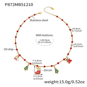 Détail macro du collier de Noël avec perles colorées et pendentifs en zircon