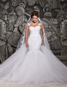 Détail d'une robe de mariée sirène blanche avec broderie de dentelle et paillettes