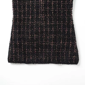 Mini abito in tweed strutturato con motivo a quadri rossi e neri su sfondo bianco