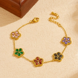 Bracciale a catena dorata con fiori di zircone colorati a cinque petali e chiusura a moschettone
