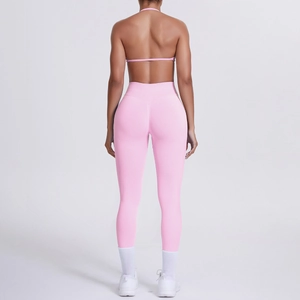 Vista posteriore del set yoga rosa a vita alta con vestibilità modellante glutei