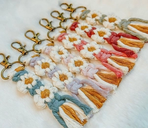 Vue détaillée de porte-clés fleurs en macramé faits main avec franges boho et fermoirs