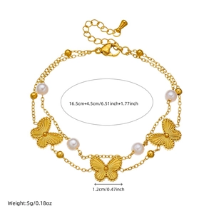 Bracciale a doppio strato in acciaio inossidabile dorato con farfalle e perle bianche