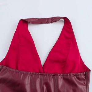 Sexy zweiteiliges Set für Damen mit Neckholder-Top und PU-Lederrock in Weinrot
