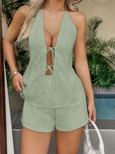 Elegante set due pezzi verde fagiolo con top allacciato al collo e pantaloncini