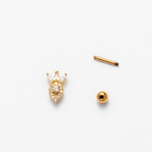 Detail eines goldenen Ananas-Helix-Ohrrings mit Zirkonia-Stecker und Schraubverschluss