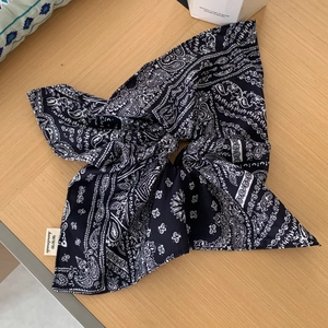 Chouchou à motif cachemire noir et blanc avec étiquette fait main sur bois