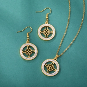 Nahaufnahme von Hexenknoten-Schmuckset aus Gold mit funkelnden weißen Kristallakzenten