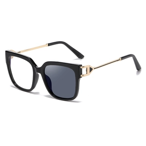 Cat-eye anti-blue light glasses with black frame and gold metal temples, photochromic lens