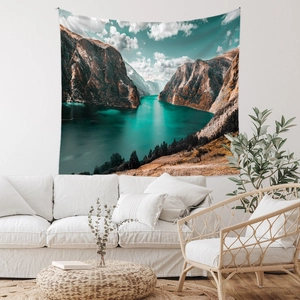 Detail eines Böhmischen Wandteppichs mit Schluchtenlandschaft über einem Sofa