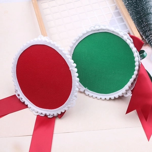 Accessori natalizi per capelli con cerchi in feltro rosso e verde e pompon bianchi