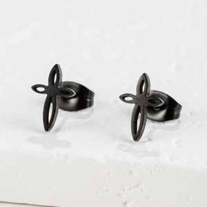 Vue détaillée de boucles d'oreilles croix en acier inoxydable noir mat avec fermoir papillon