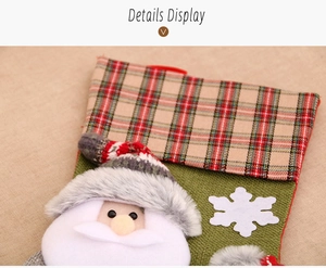 Nahaufnahme vom 3D-Plüsch-Weihnachtsmann mit weißer Schneeflocke auf karierter Weihnachtssocke