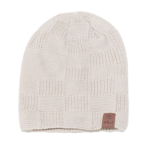 Dettaglio del berretto in maglia beige con motivo a scacchi e toppa in pelle marrone