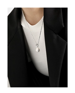 Detailed view of S925 silver chain with baroque pearl and toggle clasp closure