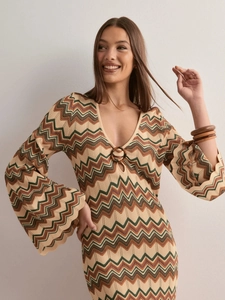 Abito in maglia bohémien con scollo a V, motivi a onde e maniche a campana in toni terra