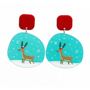 Vue détaillée des boucles d'oreilles de Noël avec rennes et flocons sur pendentifs bleus