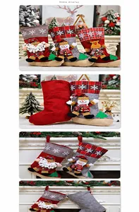 Detalle de calcetines navideños 3D con Papá Noel y Reno colgados en la chimenea