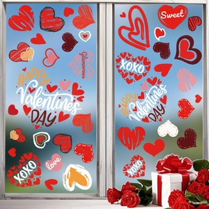 Nahaufnahme von rosa Herz-Valentinstag-Fensteraufklebern mit XOXO- und Love-Motiv