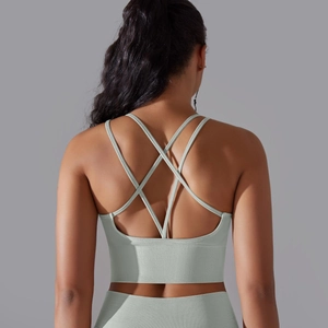 Détail d'un soutien-gorge de sport à maintien élevé avec dos croisé et texture côtelée