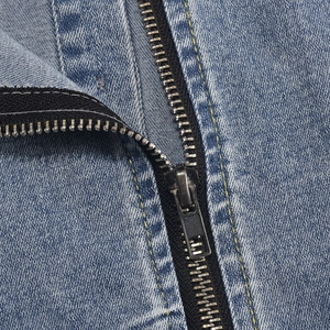 Nahaufnahme des Metallreißverschlusses und des blauen Denim-Stoffs am trägerlosen Kleid