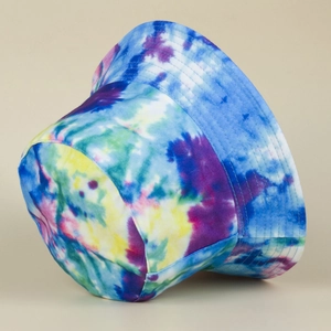 Dettaglio del cappello a secchiello tie-dye con texture del tessuto e cuciture sulla tesa