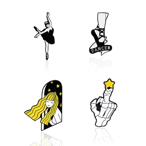 Set di quattro spille smaltate con ballerina, scarpe da danza e ragazza stellata in nero e giallo