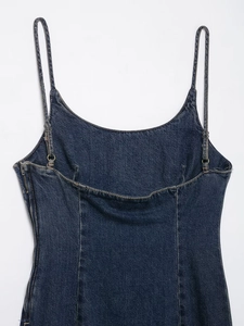 Detailansicht der Rückseite eines dunkelblauen Jeans-Midikleids mit Reißverschluss und Trägern
