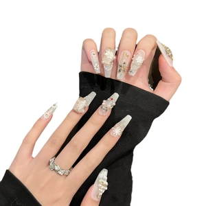 Faux ongles d'hiver blancs avec flocons 3D, perles et paillettes, forme ballerine