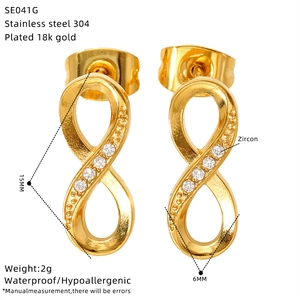 Détail des boucles d'oreilles infini plaquées or 18k avec zircons et dimensions