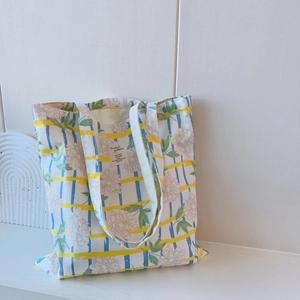 Sac fourre-tout en toile à rayures jaunes et bleues avec motif floral élégant