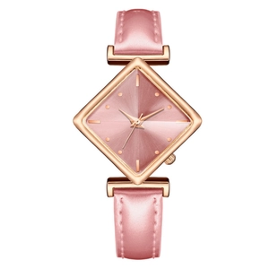 Vue détaillée d'une montre à quartz pour femme avec cadran rose en losange et cuir