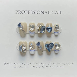 Faux ongles faits main avec cœurs bleus, french manucure et strass brillants