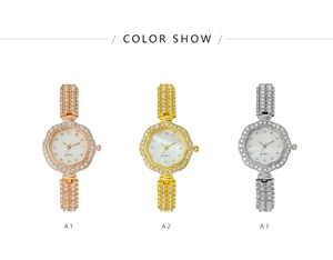 Détail de trois montres à quartz serties de diamants en or rose, or et argent brillant