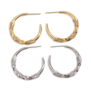 Orecchini a cerchio ritorti a C placcati oro 18k con micro zirconi su sfondo bianco