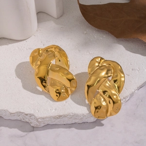 Détails de boucles d'oreilles nœuds dorés irréguliers avec texture martelée sur pierre