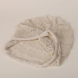 Bonnet en maille crème avec texture ajourée et franges pour un look décontracté