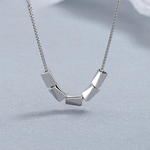 Vista macro del collar de plata esterlina 925 con colgantes geométricos minimalistas