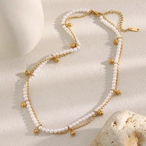 Collier double couche plaqué or 18K avec perles élégantes et petites billes sur fond pierre