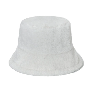 Détail de la texture douce en peluche blanche d'un bob d'hiver épais en fausse fourrure