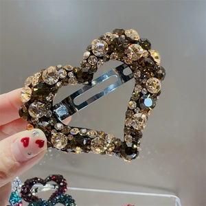 Détail de la pince à cheveux cœur en strass luxueuse avec cristaux brillants métal.