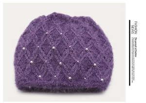 Dettaglio berretto in maglia viola con perle bianche e trama a rombi invernale