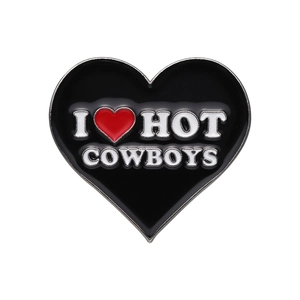 Pin en émail cœur noir avec texte I Heart Hot Cowboys pour sacs et vêtements