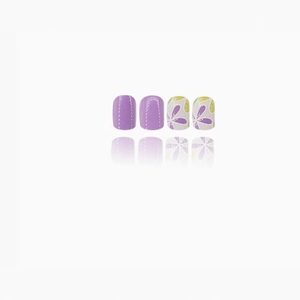 Uñas postizas cortas cuadradas con motivos florales y acabado morado mate adhesivo